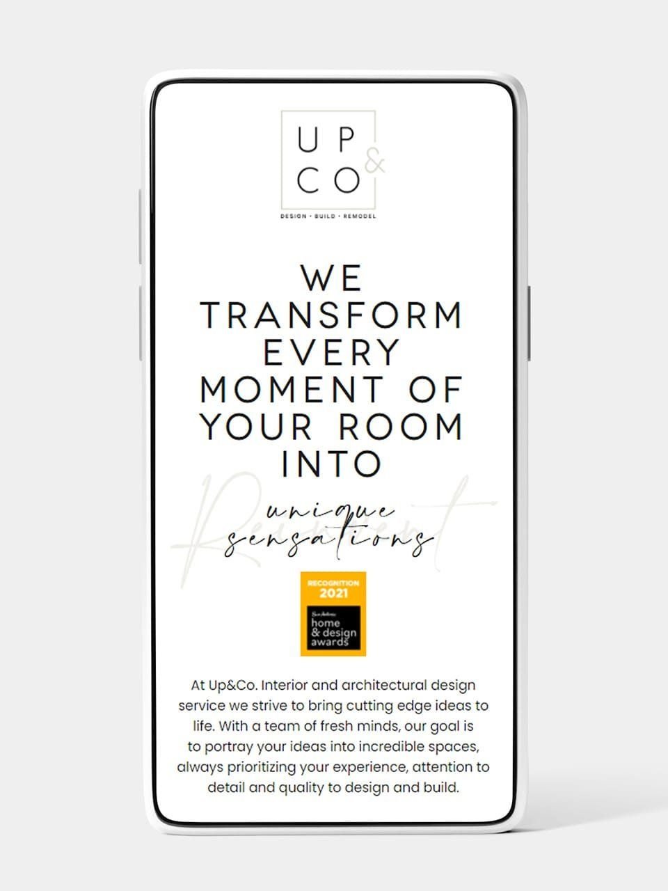 Celular con el mensaje «we transform every moment of your room»