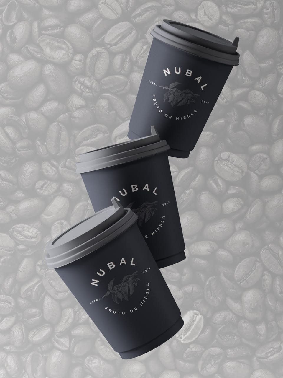 Vasos para llevar con el logotipo, entre granos de café