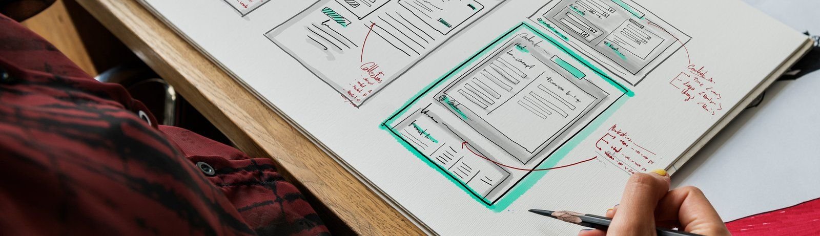 Cuaderno con el boceto a mano de la estructura de una página web